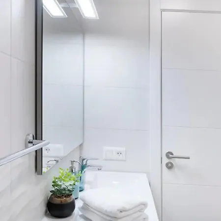 아파트 Generous And Modern Flat
