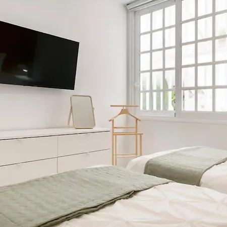 아파트 Generous And Modern Flat 아로나