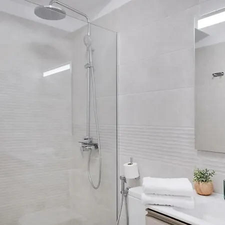 Generous And Modern Flat 아파트
