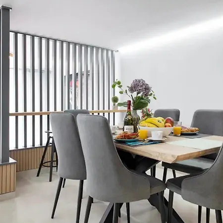 Apartment Generous And Modern Flat