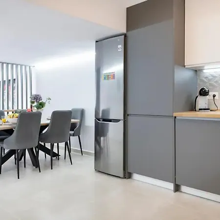 Apartment Generous And Modern Flat